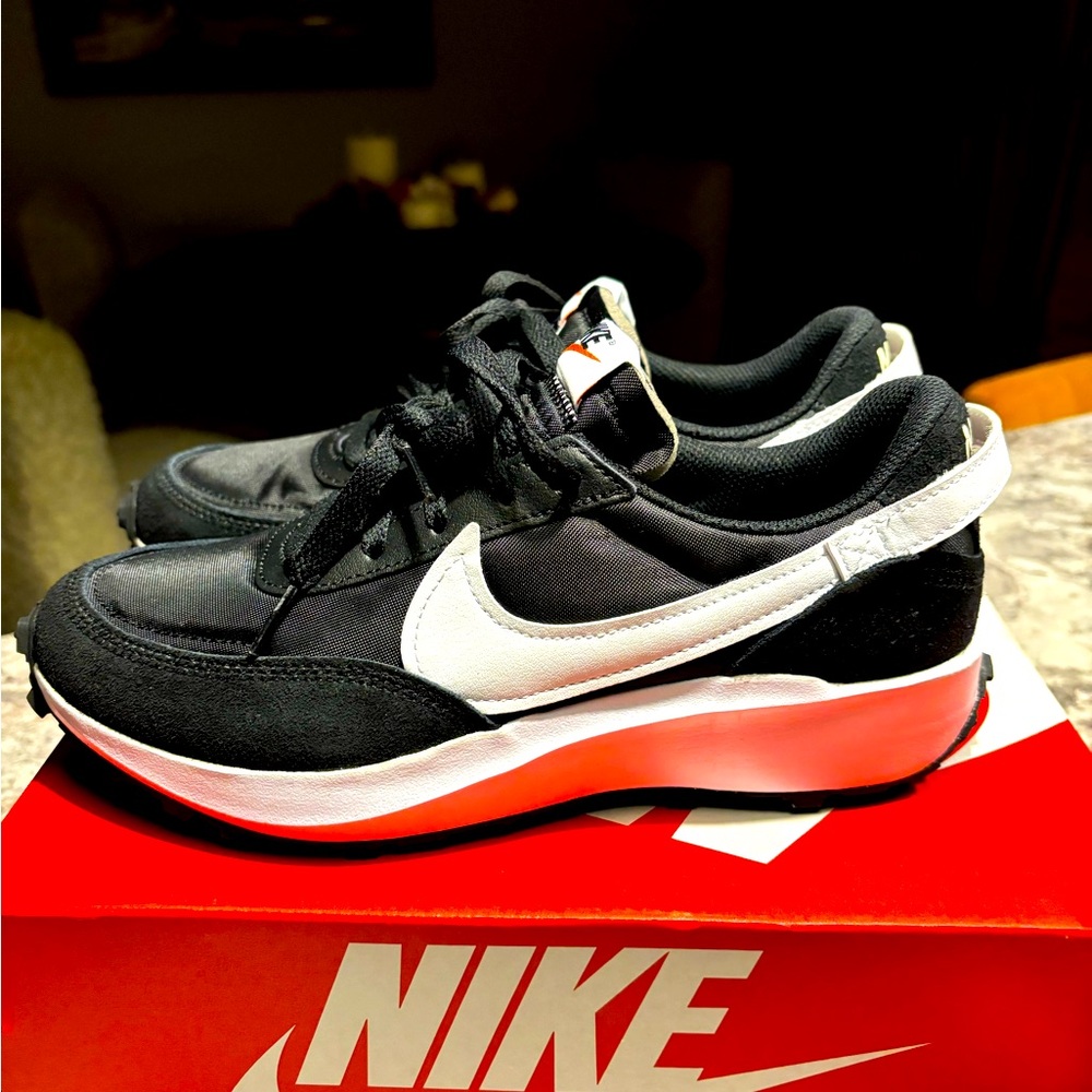 Womens NWT NIKE size 7.5 shoes